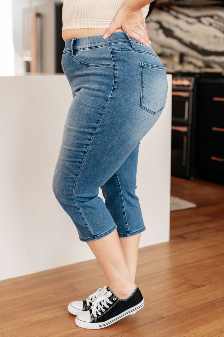 Judy Blue High Rise Cool Denim Pull On Capri Jeans