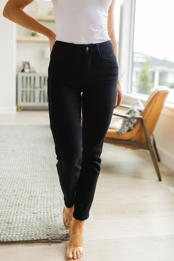 Judy Blue Mid Rise Classic Slim Jeans in Black